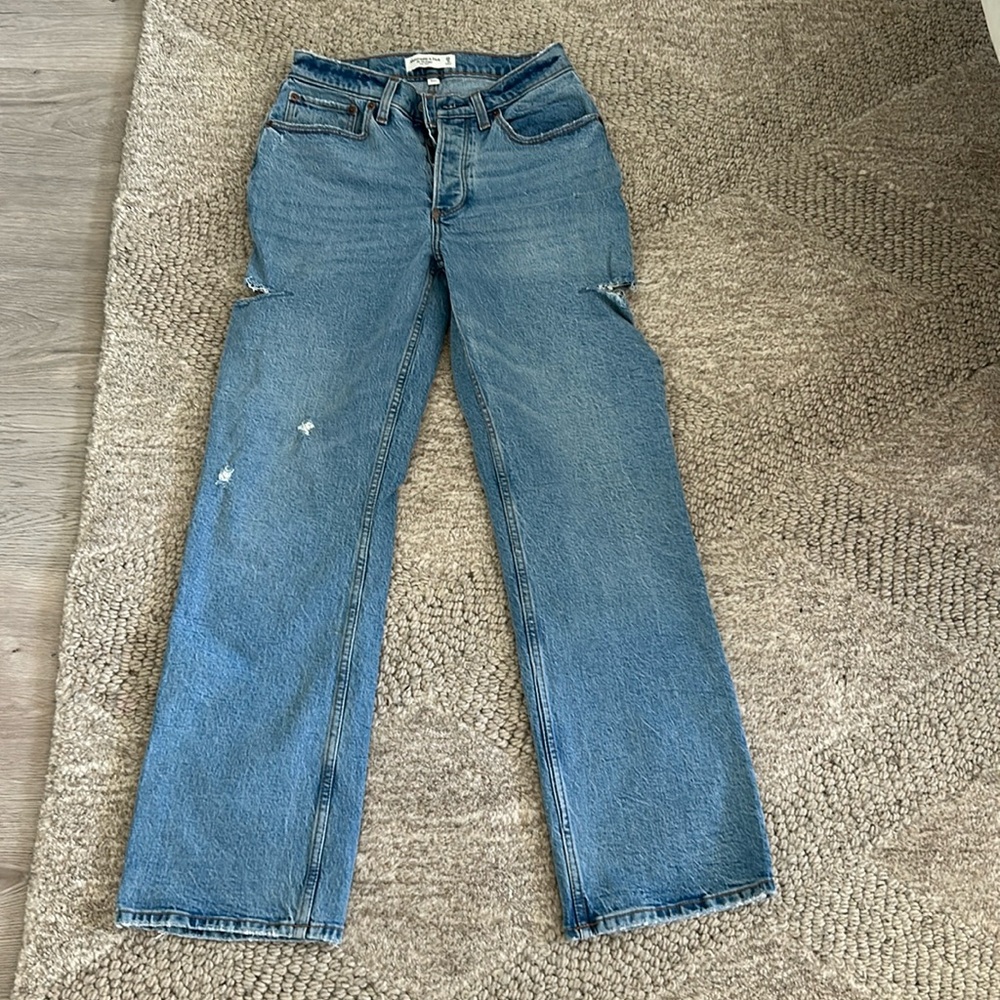 Abercrombie & Fitch curve love low rise 90’s baggy jeans with side slits.